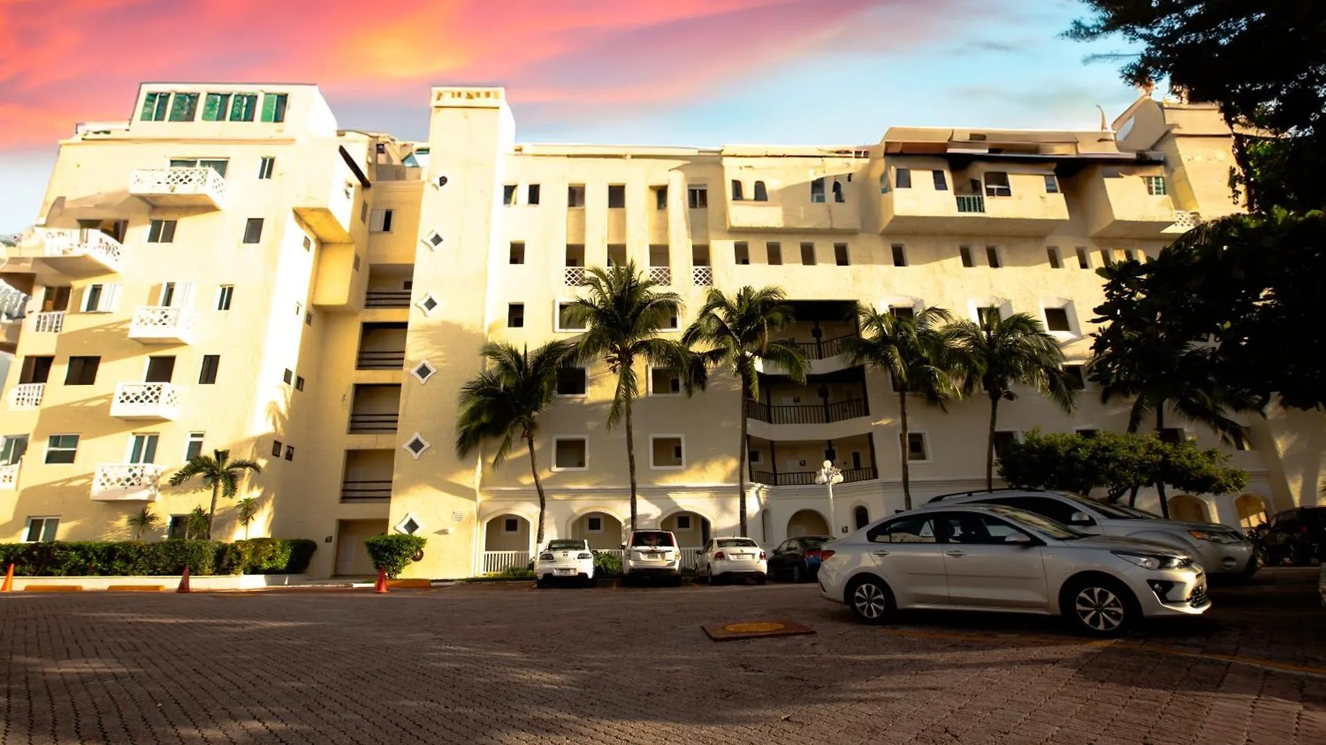 Sereniacancun, Studio Z Hotelera
