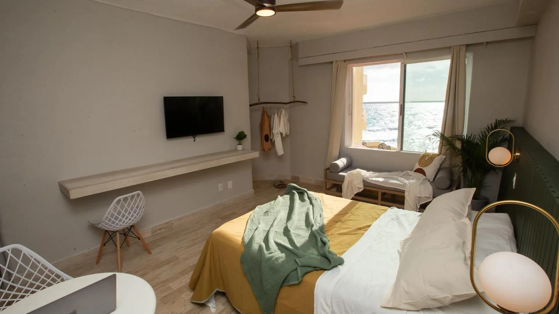 Sereniacancun, Studio Z Hotelera